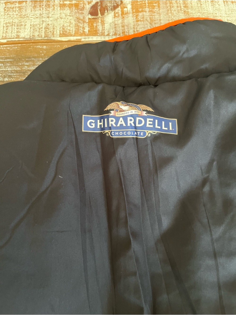 San Francisco Giants Men's Black & Orange Puffer Vest - Picture 4 of 4